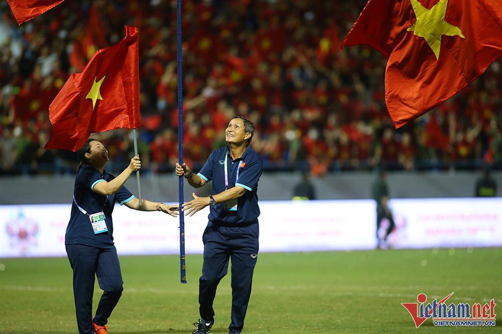 Xúc động hình ảnh cầu thủ nữ Việt Nam cắm cờ Tổ quốc trên bục nhận huy chương-4
