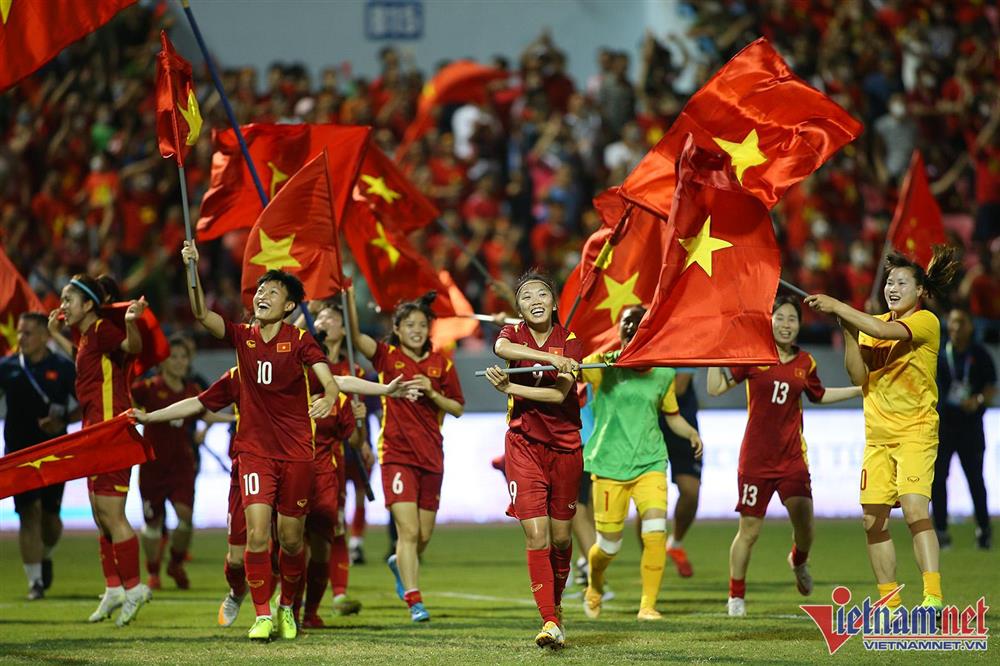 Xúc động hình ảnh cầu thủ nữ Việt Nam cắm cờ Tổ quốc trên bục nhận huy chương-5