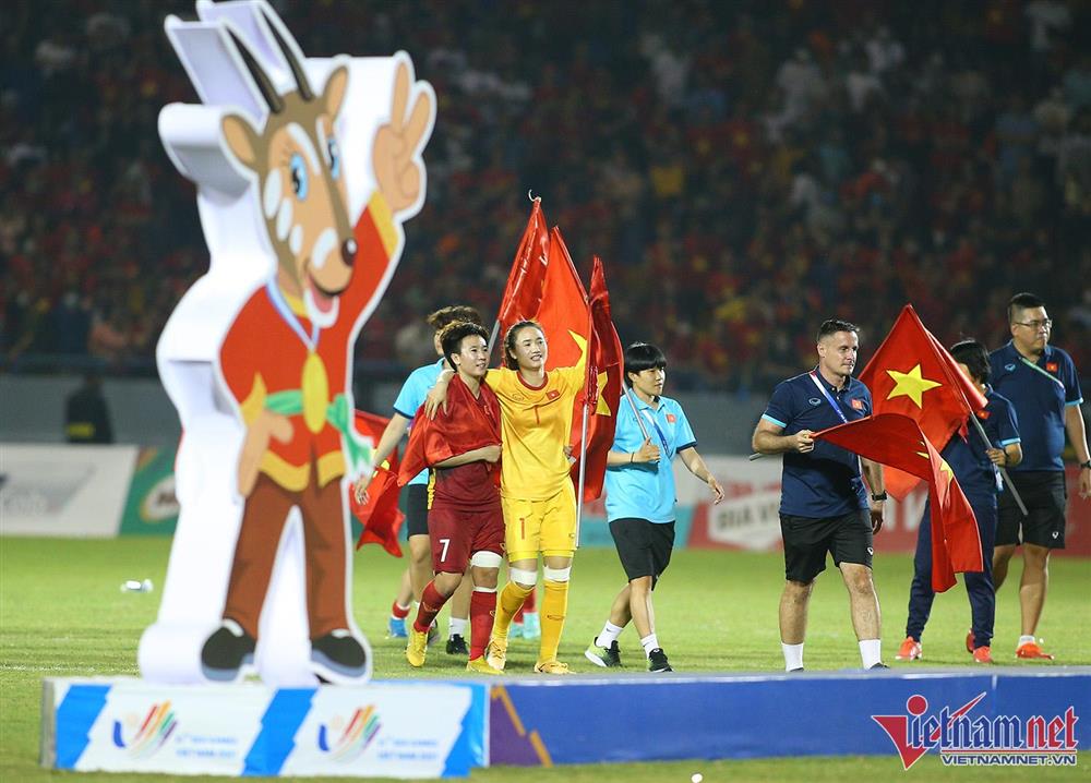 Xúc động hình ảnh cầu thủ nữ Việt Nam cắm cờ Tổ quốc trên bục nhận huy chương-7