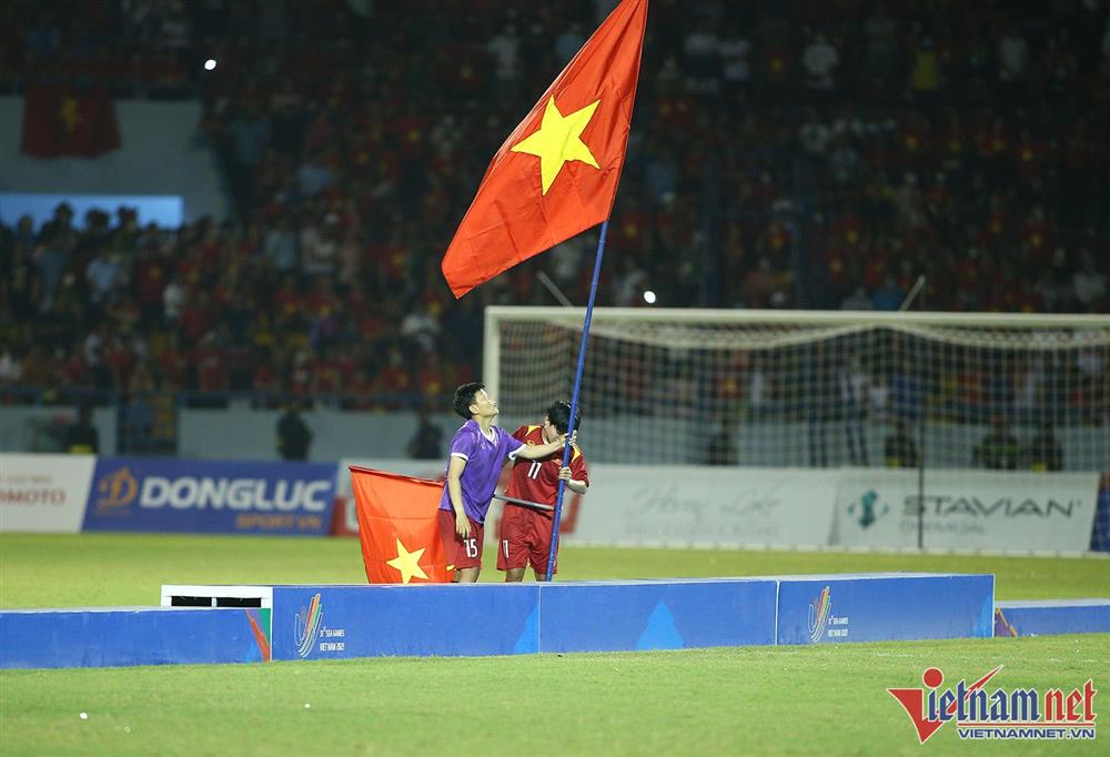 Xúc động hình ảnh cầu thủ nữ Việt Nam cắm cờ Tổ quốc trên bục nhận huy chương-8