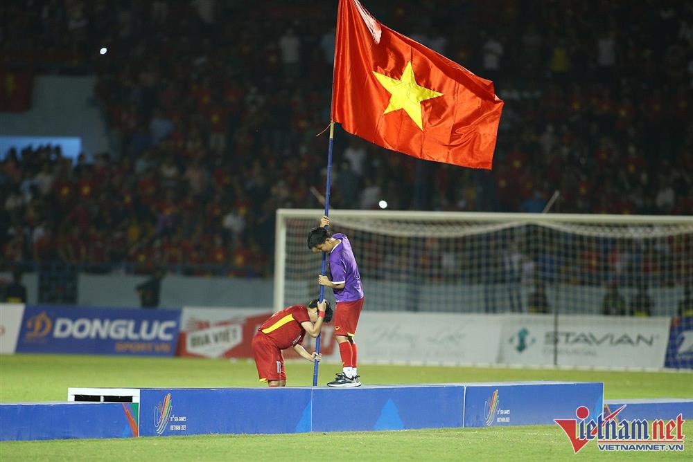 Xúc động hình ảnh cầu thủ nữ Việt Nam cắm cờ Tổ quốc trên bục nhận huy chương-9