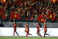 Xúc động hình ảnh cầu thủ nữ Việt Nam cắm cờ Tổ quốc trên bục nhận huy chương