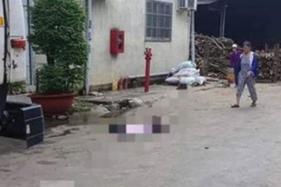 Ngồi tránh nắng, bà bán vé số bị xe tải chạy lùi tông tử vong