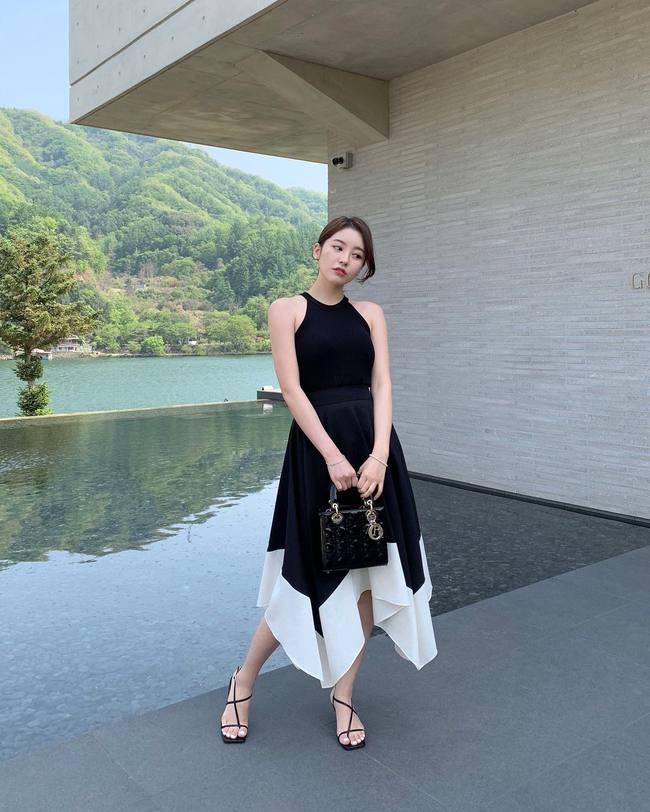 Dù đi giày đen đơn giản, bạn vẫn cần khéo mix với 12 kiểu trang phục này thì mới sành điệu xuất sắc-11