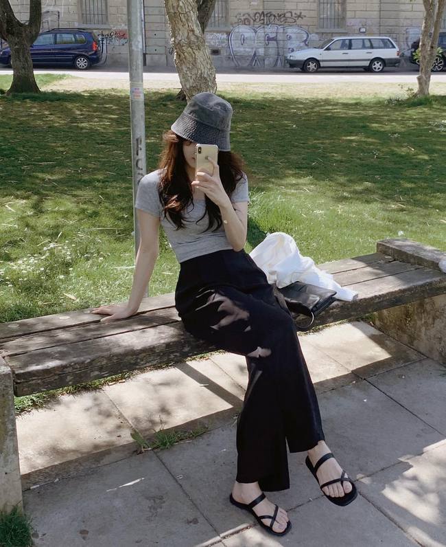 Dù đi giày đen đơn giản, bạn vẫn cần khéo mix với 12 kiểu trang phục này thì mới sành điệu xuất sắc-12