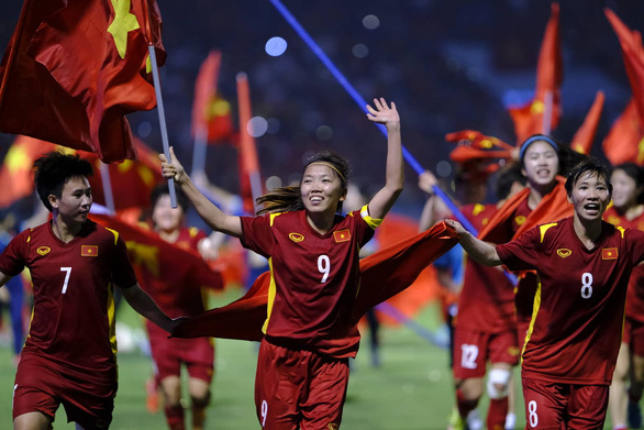 Cô gái vàng Huỳnh Như: Không bỏ dở việc học dù bận theo đuổi đam mê, 4 lần giành Quả bóng vàng nữ Việt Nam-1