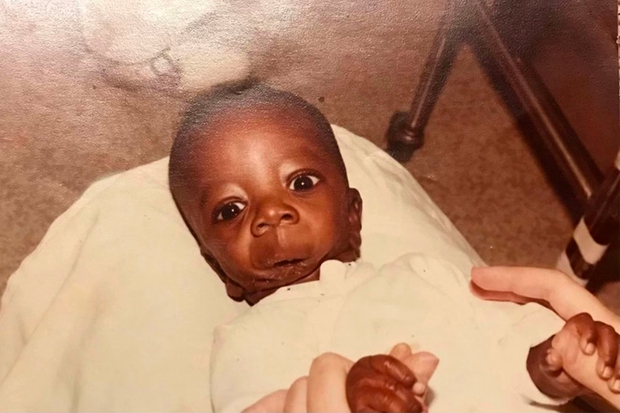 Sinh ra không có hàm, người đàn ông cả đời chưa được ăn uống hay nói chuyện vẫn viết nên chuyện tình cổ tích với người vợ xinh đẹp-1