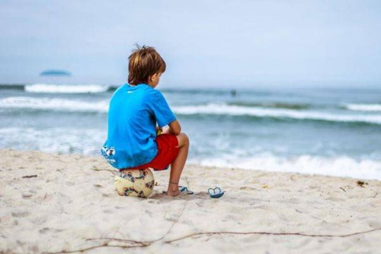 Trẻ nhút nhát và 'quá ngoan', cha mẹ nên làm sao để nuôi dạy con tính tự lập?