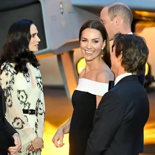 Phản ứng bất thường của Công nương Kate sau khi được tài tử Tom Cruise cầm tay dìu đi gây xôn xao dư luận-3