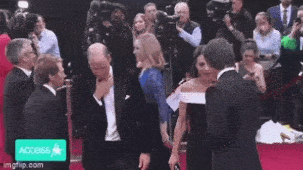 Phản ứng bất thường của Công nương Kate sau khi được tài tử Tom Cruise cầm tay dìu đi gây xôn xao dư luận-2