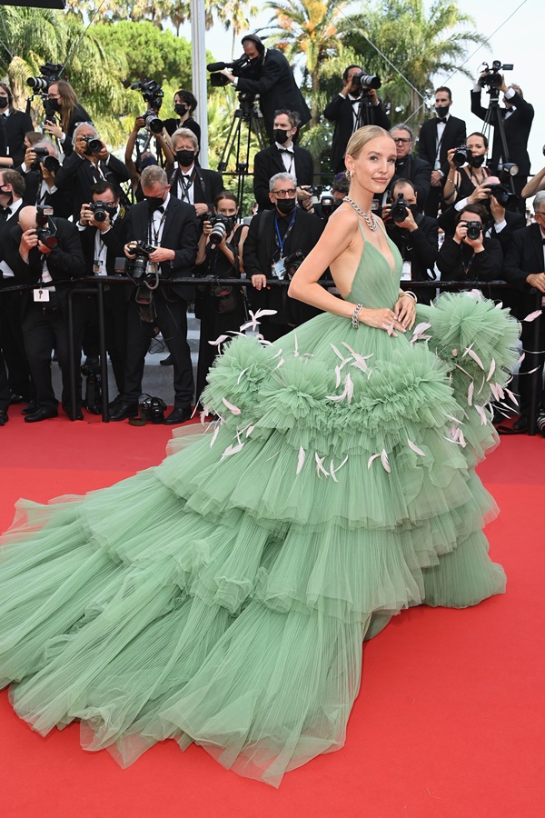 Đặc sản của Cannes: Những bộ váy áo cồng kềnh khiến khổ chủ” di chuyển vất vả-1