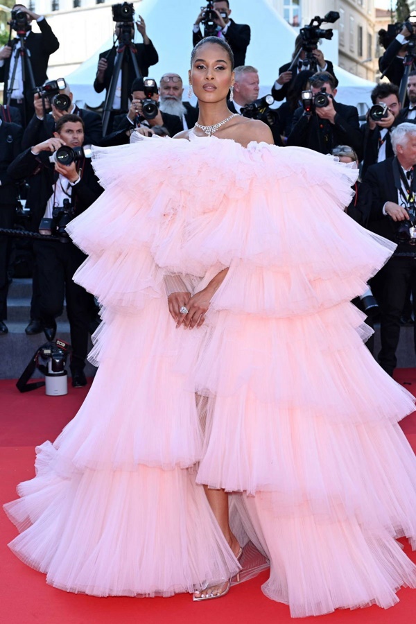 Đặc sản của Cannes: Những bộ váy áo cồng kềnh khiến khổ chủ” di chuyển vất vả-3