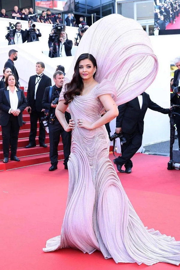 Đặc sản của Cannes: Những bộ váy áo cồng kềnh khiến khổ chủ” di chuyển vất vả-5