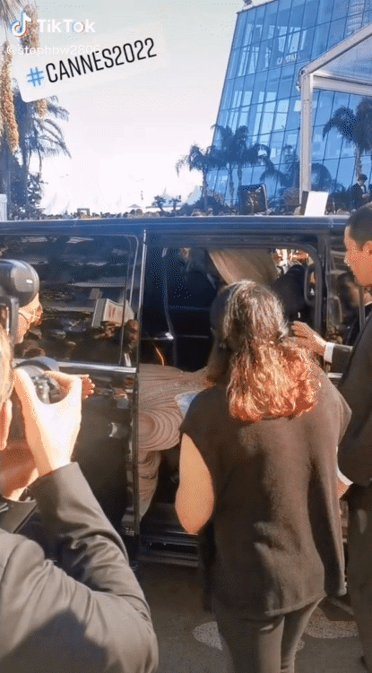 Đặc sản của Cannes: Những bộ váy áo cồng kềnh khiến khổ chủ” di chuyển vất vả-6