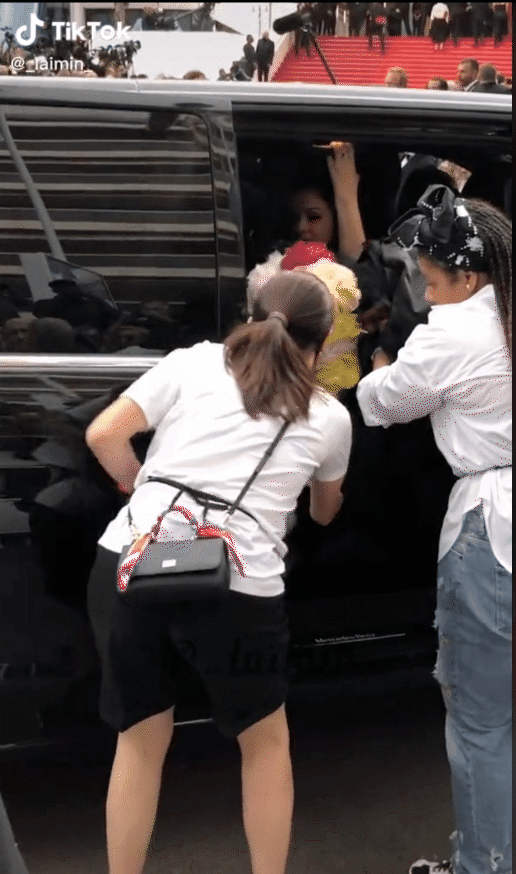 Đặc sản của Cannes: Những bộ váy áo cồng kềnh khiến khổ chủ” di chuyển vất vả-8