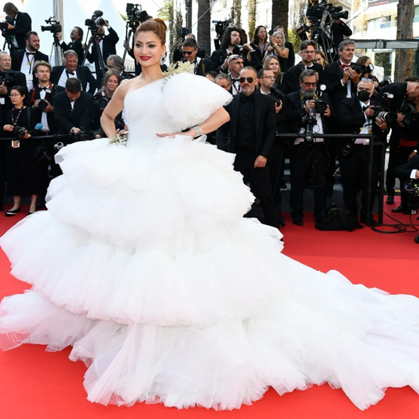Đặc sản của Cannes: Những bộ váy áo cồng kềnh khiến khổ chủ” di chuyển vất vả-9