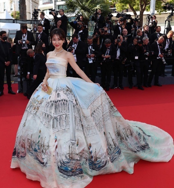 Đặc sản của Cannes: Những bộ váy áo cồng kềnh khiến khổ chủ” di chuyển vất vả-14