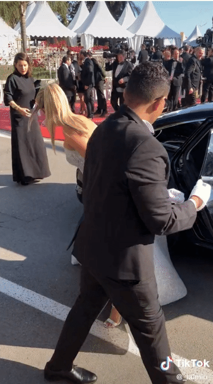 Đặc sản của Cannes: Những bộ váy áo cồng kềnh khiến khổ chủ” di chuyển vất vả-17