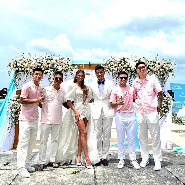 Thủ môn Bùi Tiến Dũng khóc trong lễ cưới với bạn gái mẫu Tây bên bờ biển-1