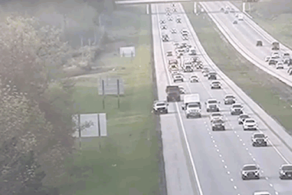 Bán tải biến thành quả cầu lửa sau khi bị ô tô đâm