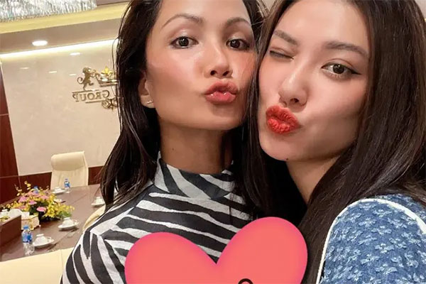 Bạn trai bất ngờ tung ảnh tình tứ bên HHen Niê, không quên che mặt đối phương bằng sticker trái tim đầy ngọt ngào-5