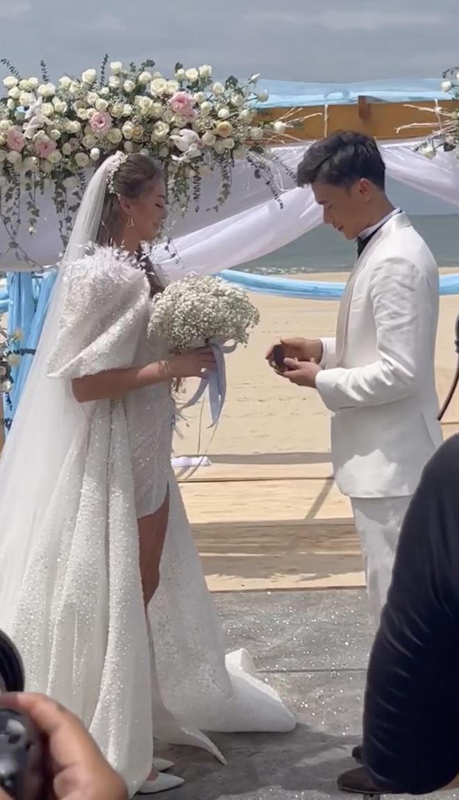 Toàn cảnh đám cưới Bùi Tiến Dũng: Cô dâu đẹp xuất sắc, chú rể rơi nước mắt xúc động, dàn khách mời nổi tiếng-16