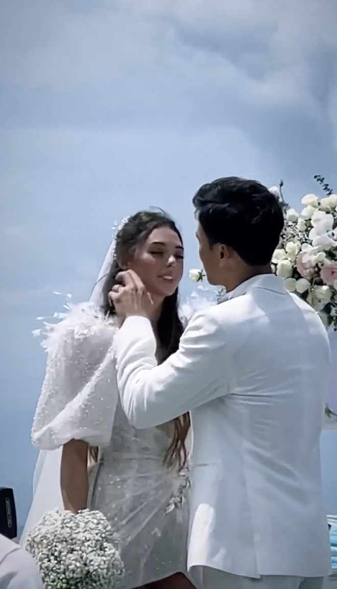 Toàn cảnh đám cưới Bùi Tiến Dũng: Cô dâu đẹp xuất sắc, chú rể rơi nước mắt xúc động, dàn khách mời nổi tiếng-14