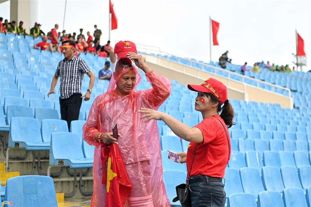 Cổ động viên đội mưa ra sân Mỹ Đình sớm cổ vũ tuyển U23 Việt Nam-3