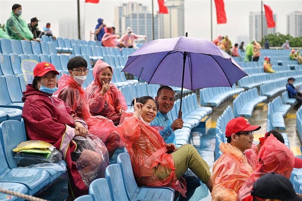 Cổ động viên đội mưa ra sân Mỹ Đình sớm cổ vũ tuyển U23 Việt Nam-5