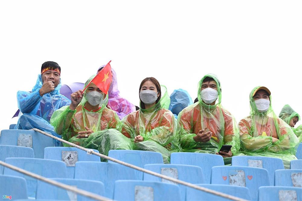Cổ động viên đội mưa ra sân Mỹ Đình sớm cổ vũ tuyển U23 Việt Nam-7