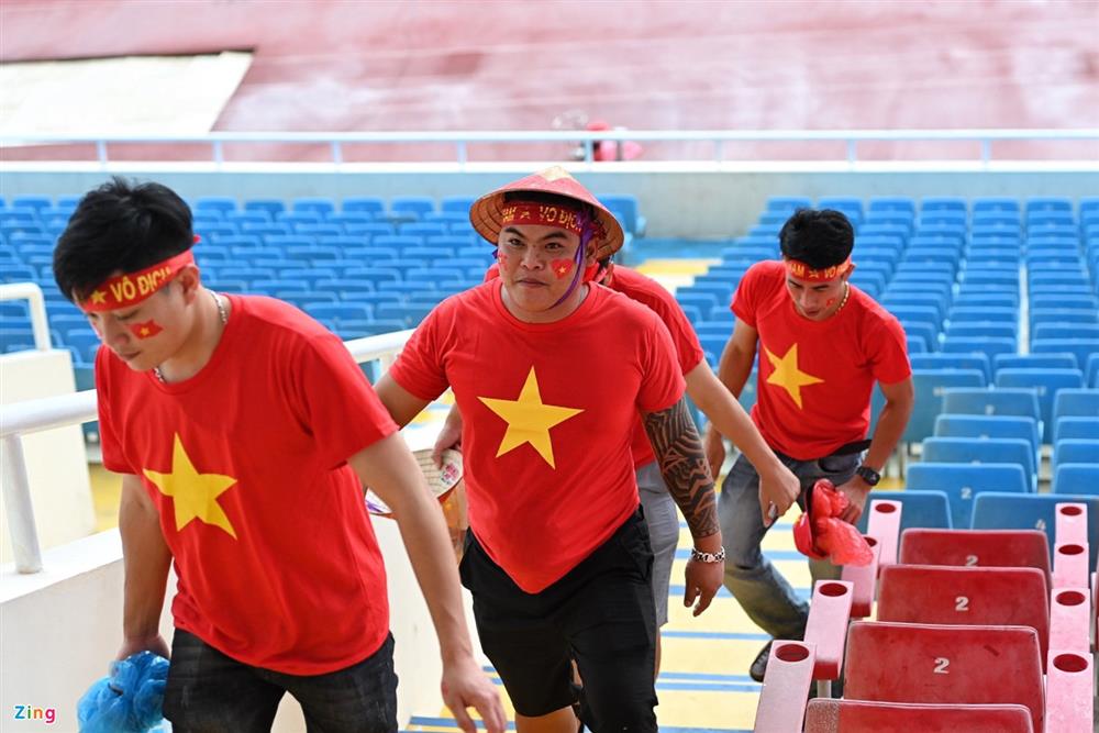 Cổ động viên đội mưa ra sân Mỹ Đình sớm cổ vũ tuyển U23 Việt Nam-10