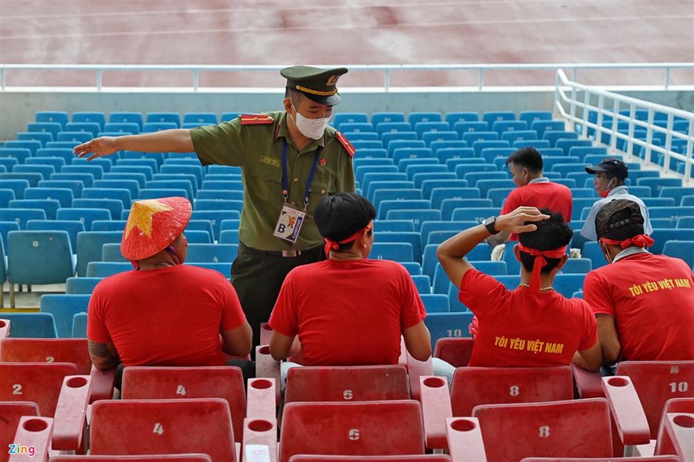 Cổ động viên đội mưa ra sân Mỹ Đình sớm cổ vũ tuyển U23 Việt Nam-11
