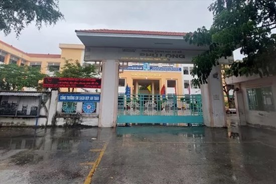 Con của hiệu trưởng làm lộ đề thi, hàng trăm học sinh phải thi lại