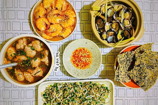 Mẹ đơn thân tất bật buôn bán vẫn chu toàn cơm ngon canh ngọt cho 2 con, nhìn là biết tháo vát thế nào!