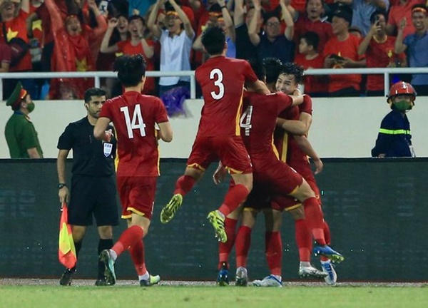 Khoảnh khắc cảm xúc: Nhâm Mạnh Dũng đánh đầu giúp U23 Việt Nam vô địch SEA Games 31-4