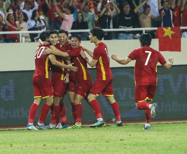 Khoảnh khắc cảm xúc: Nhâm Mạnh Dũng đánh đầu giúp U23 Việt Nam vô địch SEA Games 31-5