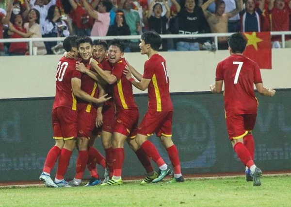 Khoảnh khắc cảm xúc: Nhâm Mạnh Dũng đánh đầu giúp U23 Việt Nam vô địch SEA Games 31-6