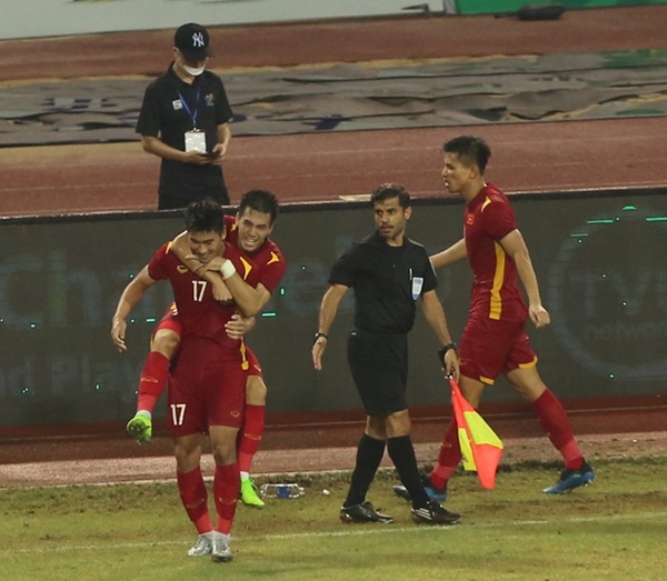 Khoảnh khắc cảm xúc: Nhâm Mạnh Dũng đánh đầu giúp U23 Việt Nam vô địch SEA Games 31-7