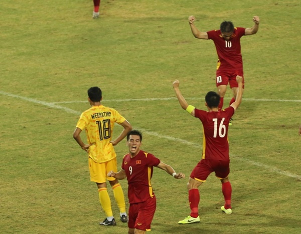 Khoảnh khắc cảm xúc: Nhâm Mạnh Dũng đánh đầu giúp U23 Việt Nam vô địch SEA Games 31-8