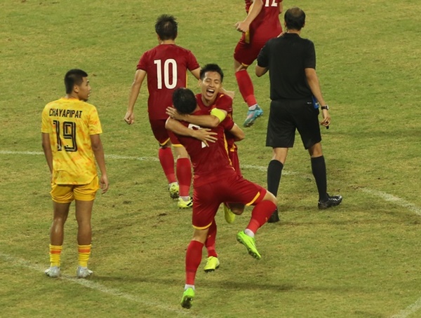 Khoảnh khắc cảm xúc: Nhâm Mạnh Dũng đánh đầu giúp U23 Việt Nam vô địch SEA Games 31-9