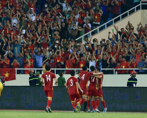 Khoảnh khắc cảm xúc: Nhâm Mạnh Dũng đánh đầu giúp U23 Việt Nam vô địch SEA Games 31-10