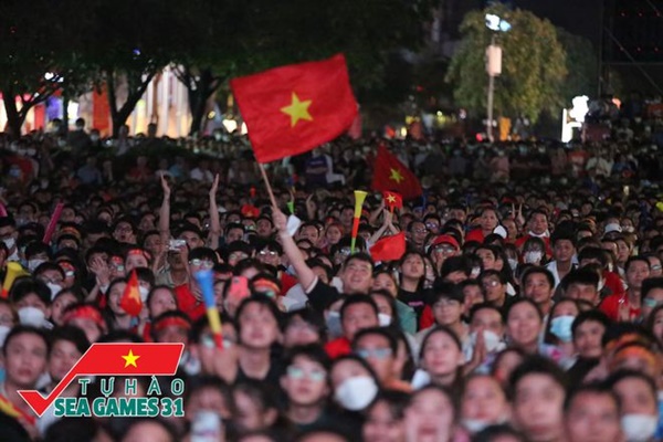 CĐV cả nước vỡ òa trong hạnh phúc, cùng đổ ra đường ăn mừng chiến thắng của U23 Việt Nam-13