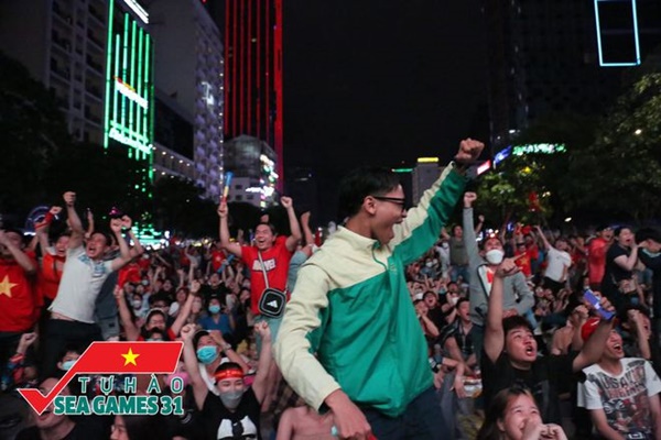 CĐV cả nước vỡ òa trong hạnh phúc, cùng đổ ra đường ăn mừng chiến thắng của U23 Việt Nam-14