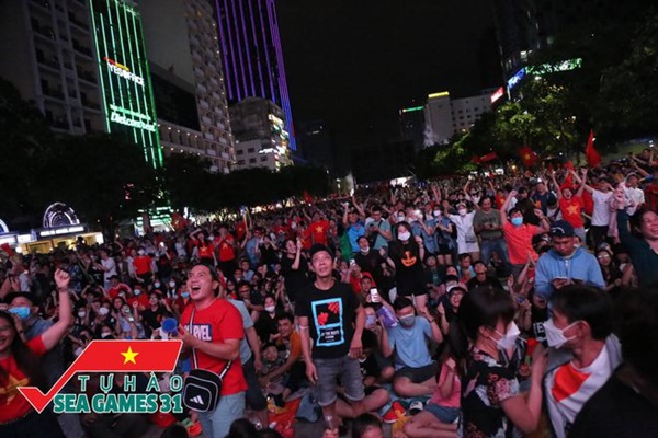 CĐV cả nước vỡ òa trong hạnh phúc, cùng đổ ra đường ăn mừng chiến thắng của U23 Việt Nam-15