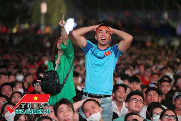 CĐV cả nước vỡ òa trong hạnh phúc, cùng đổ ra đường ăn mừng chiến thắng của U23 Việt Nam-16