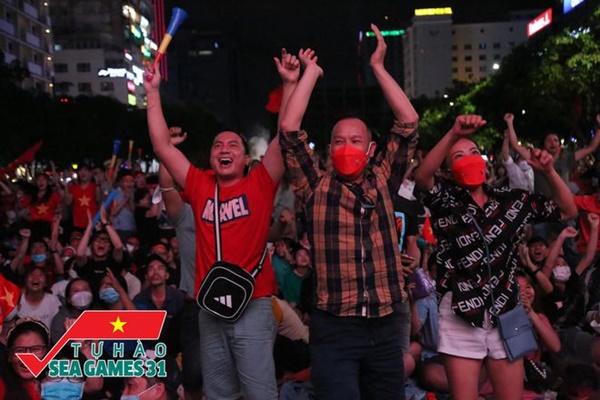 CĐV cả nước vỡ òa trong hạnh phúc, cùng đổ ra đường ăn mừng chiến thắng của U23 Việt Nam-17