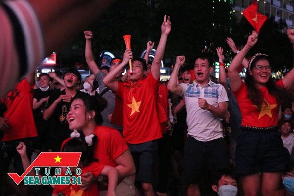 CĐV cả nước vỡ òa trong hạnh phúc, cùng đổ ra đường ăn mừng chiến thắng của U23 Việt Nam-18