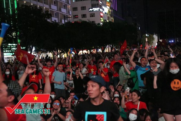 CĐV cả nước vỡ òa trong hạnh phúc, cùng đổ ra đường ăn mừng chiến thắng của U23 Việt Nam-19