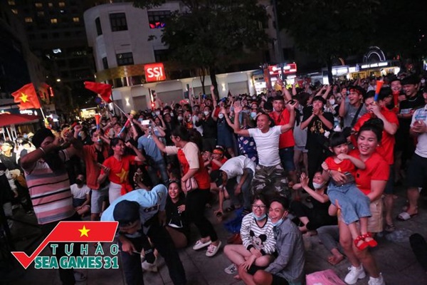 CĐV cả nước vỡ òa trong hạnh phúc, cùng đổ ra đường ăn mừng chiến thắng của U23 Việt Nam-20
