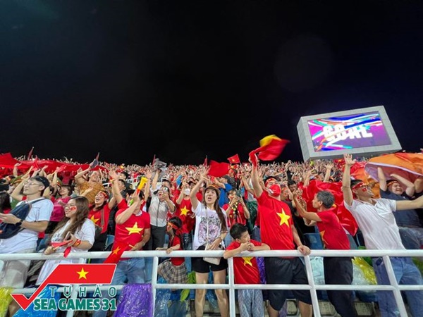 CĐV cả nước vỡ òa trong hạnh phúc, cùng đổ ra đường ăn mừng chiến thắng của U23 Việt Nam-21